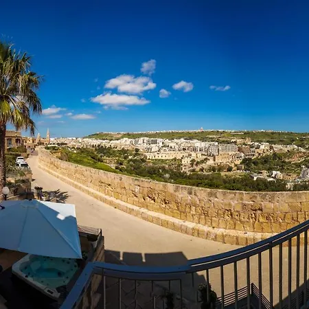 Harbour Views Duplex Maisonette With Jacuzzi Hot Tub Holiday home Mgarr