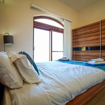 Harbour Views Duplex Maisonette With Jacuzzi Hot Tub Holiday home Mgarr