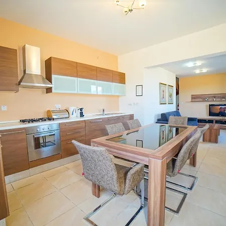 Harbour Views Duplex Maisonette With Jacuzzi Hot Tub Semesterbostad *