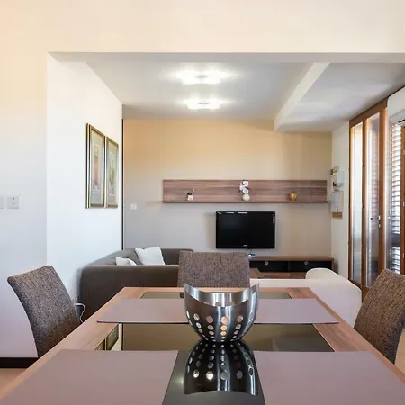 Harbour Views Duplex Maisonette With Jacuzzi Hot Tub Holiday home Mgarr