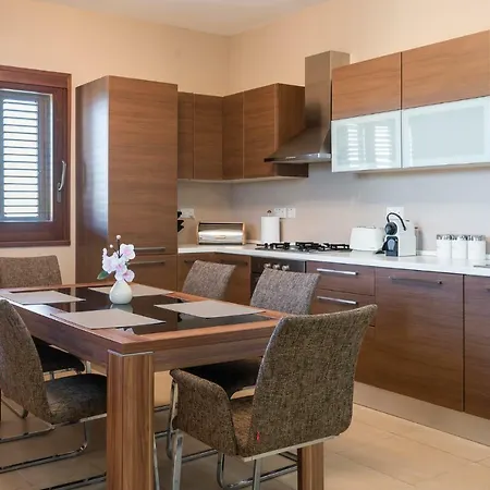 Harbour Views Duplex Maisonette With Jacuzzi Hot Tub Holiday home Mgarr