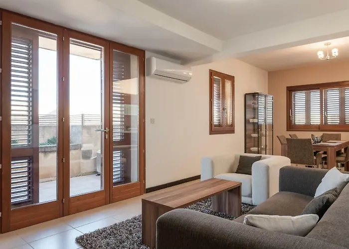 Harbour Views Duplex Maisonette With Jacuzzi Hot Tub Mgarr