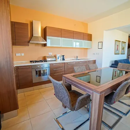 別荘 Harbour Views Duplex Maisonette With Jacuzzi Hot Tub Mġarr