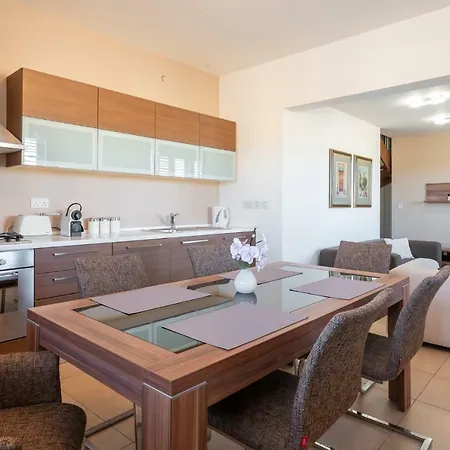 Harbour Views Duplex Maisonette With Jacuzzi Hot Tub * Mġarr
