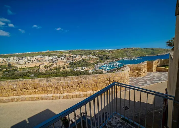 Harbour Views Duplex Maisonette With Jacuzzi Hot Tub Casa de Férias Mgarr