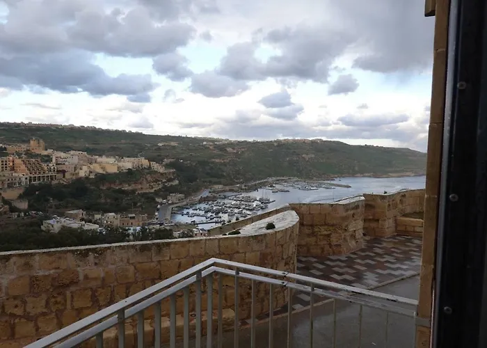 Дом отдыха Harbour Views Duplex Maisonette With Jacuzzi Hot Tub *