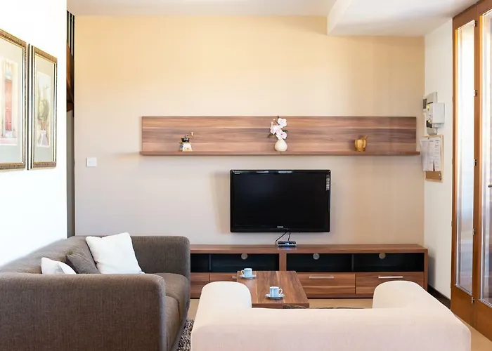 Дом отдыха Harbour Views Duplex Maisonette With Jacuzzi Hot Tub